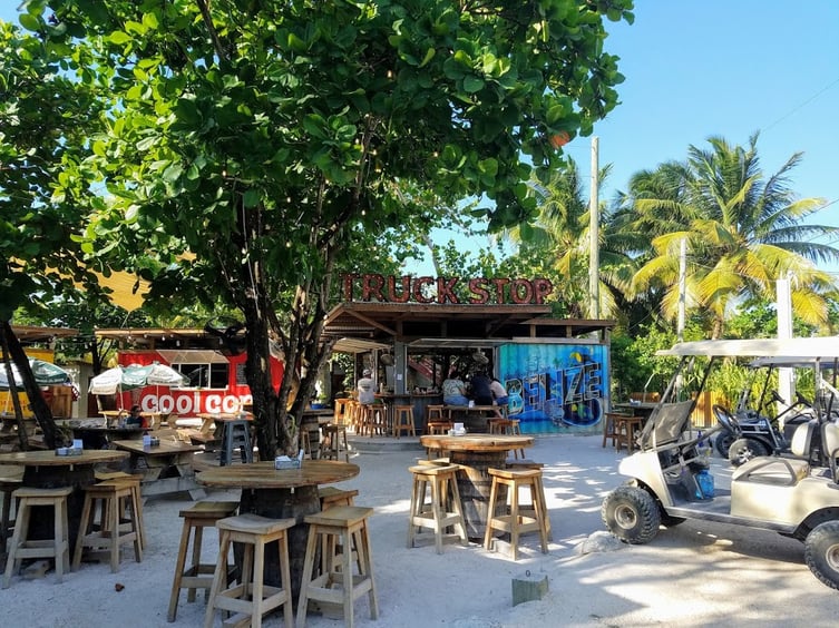 5 Fantastic Bars on Ambergris Caye